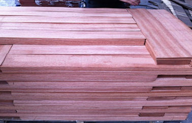 Strato di legno rosso naturale affettato della pavimentazione dell'impiallacciatura di Sapele del taglio per mobilia