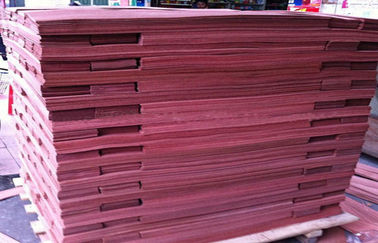 Strato di legno rosso naturale affettato della pavimentazione dell'impiallacciatura di Sapele del taglio per mobilia