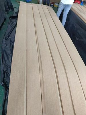 Fogli di rivestimento di alluminio di legno bianco di quercia americana tagliati a quarti con spessore di 0,5 mm per compensato