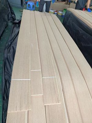 Fogli di rivestimento di alluminio di legno bianco di quercia americana tagliati a quarti con spessore di 0,5 mm per compensato