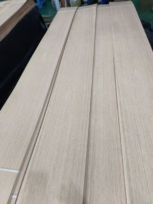 Fogli di rivestimento di alluminio di legno bianco di quercia americana tagliati a quarti con spessore di 0,5 mm per compensato