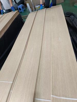 Fogli di rivestimento di alluminio di legno bianco di quercia americana tagliati a quarti con spessore di 0,5 mm per compensato